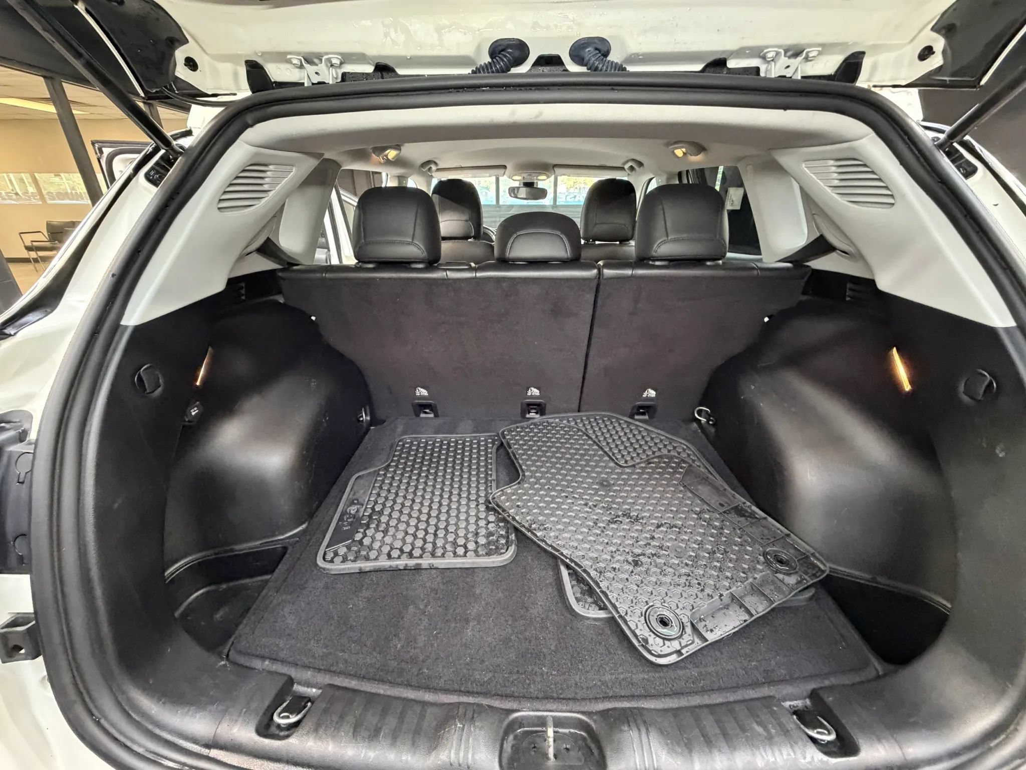 Used 2019 Jeep Compass Latitude w/ Cold Weather Group AWD/4WD image 30