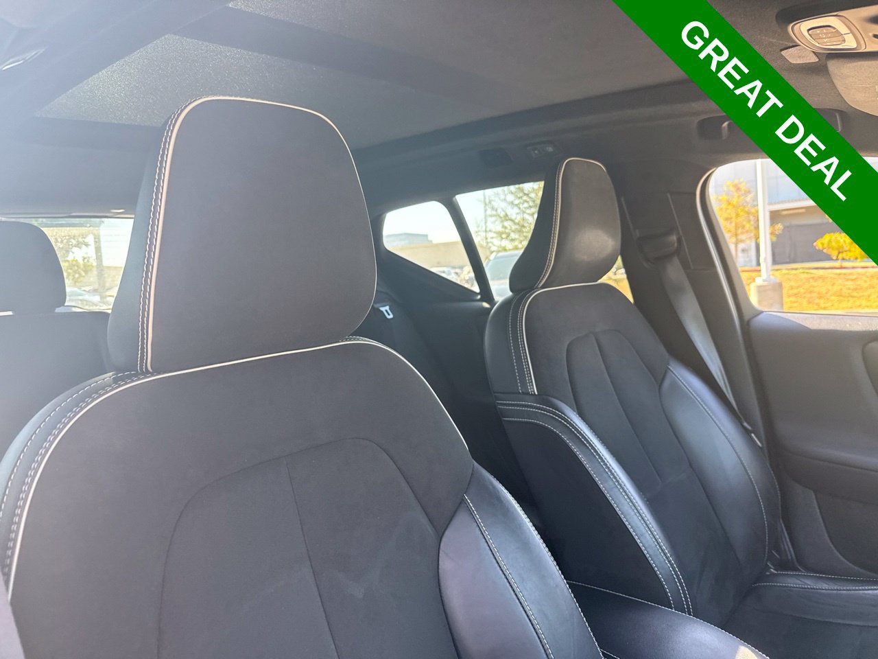 Used 2022 Volvo XC40 T4 R-Design FWD image 13