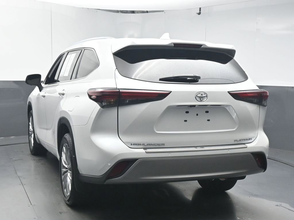 Used 2024 Toyota Highlander Platinum FWD image 6