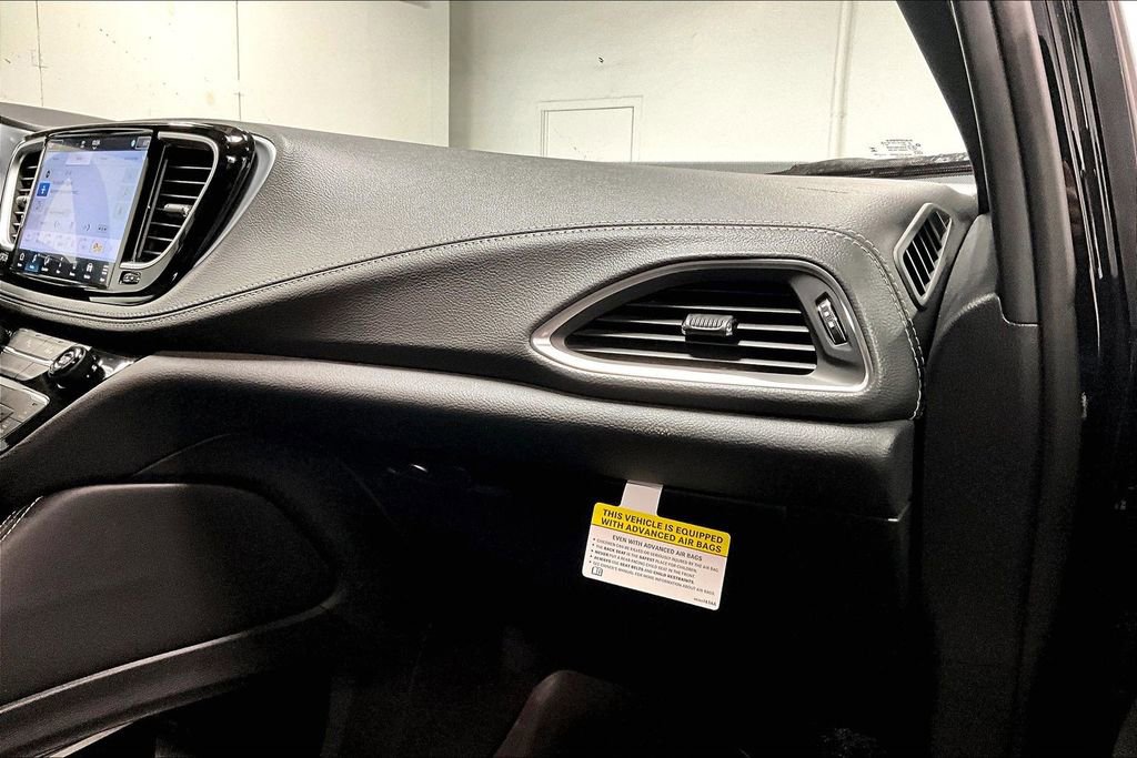 New 2026 Chrysler Pacifica Limited w/ S Appearance Package image 10