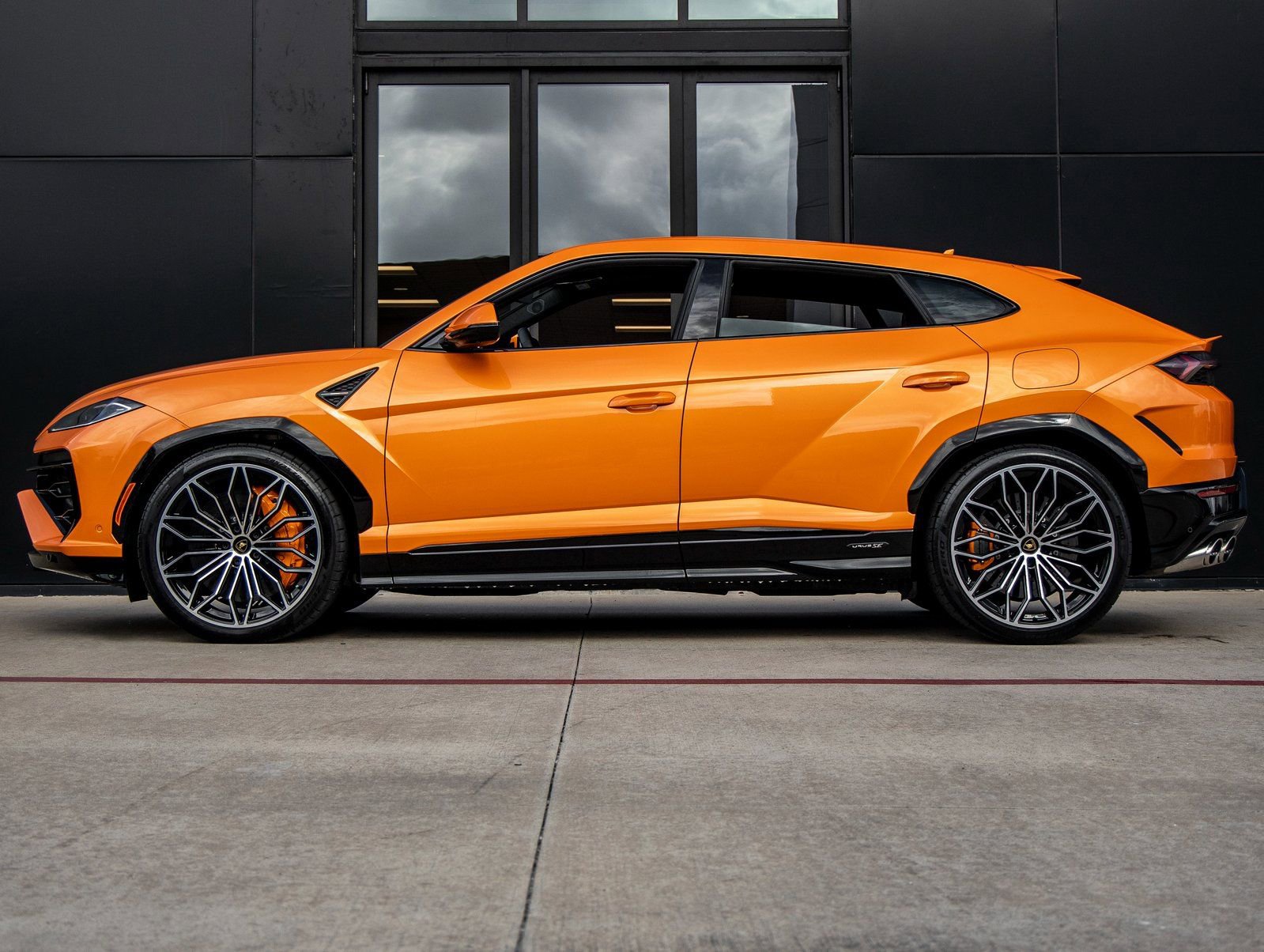 Used 2025 Lamborghini Urus SE image 9