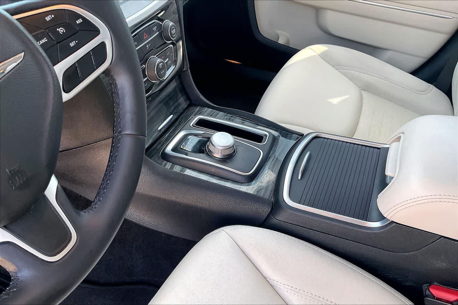 Used 2018 Chrysler 300 Touring w/ Chrome Appearance Package RWD image 14