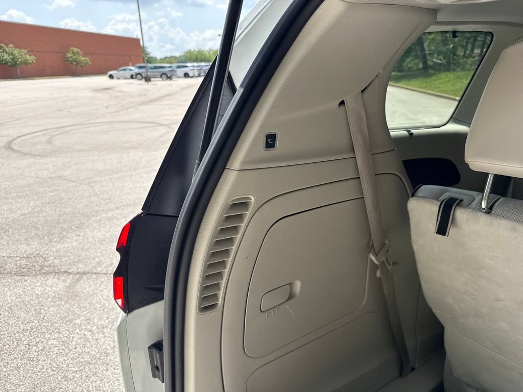 Used 2021 Chrysler Pacifica Limited w/ Uconnect Theater Family Group FWD image 30