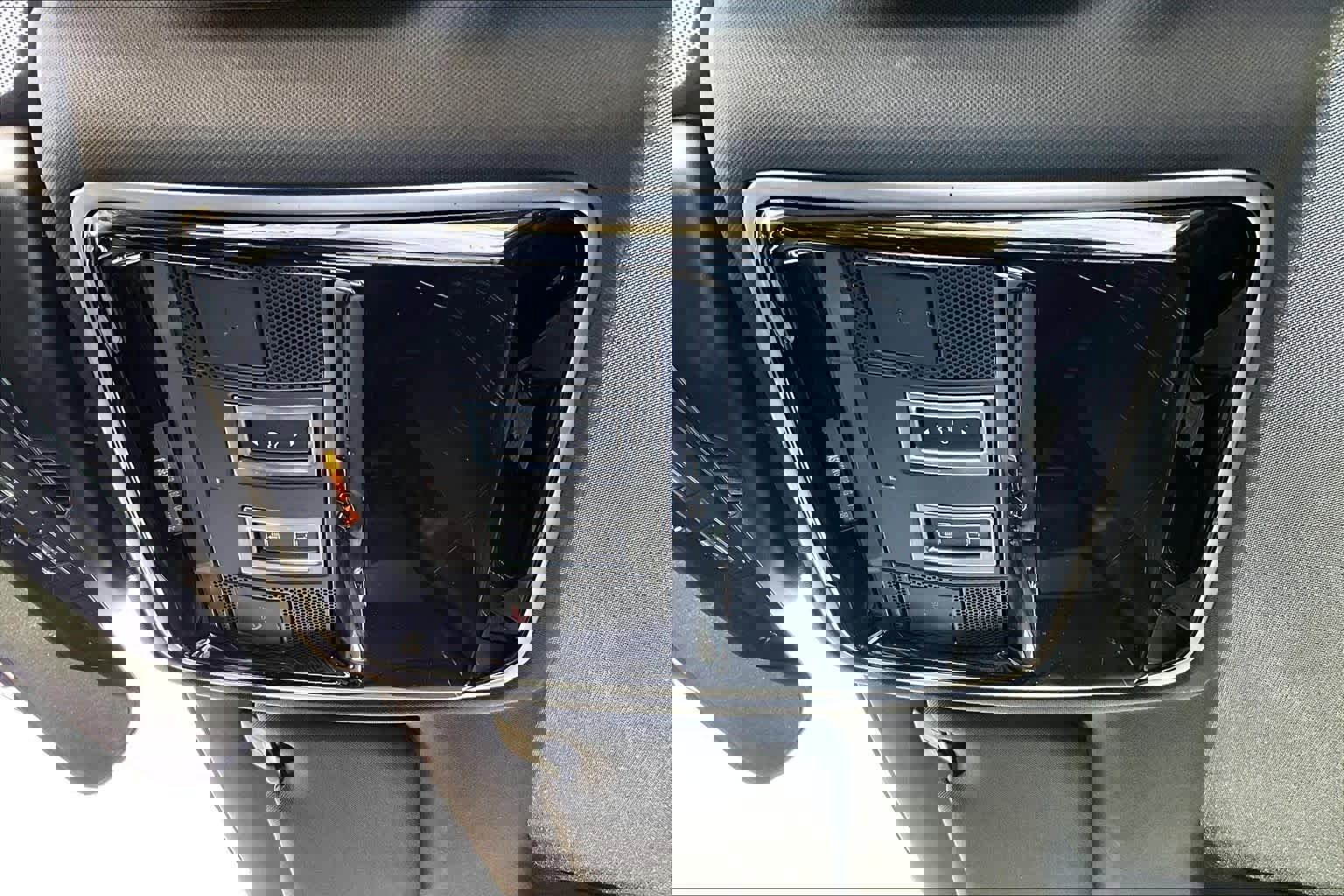 Used 2019 Land Rover Range Rover Velar R-Dynamic SE image 32