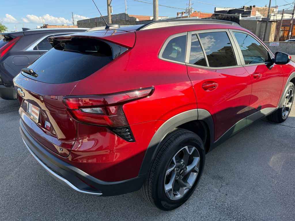 Used 2025 Chevrolet Trax LT w/ LT Convenience Package FWD image 12