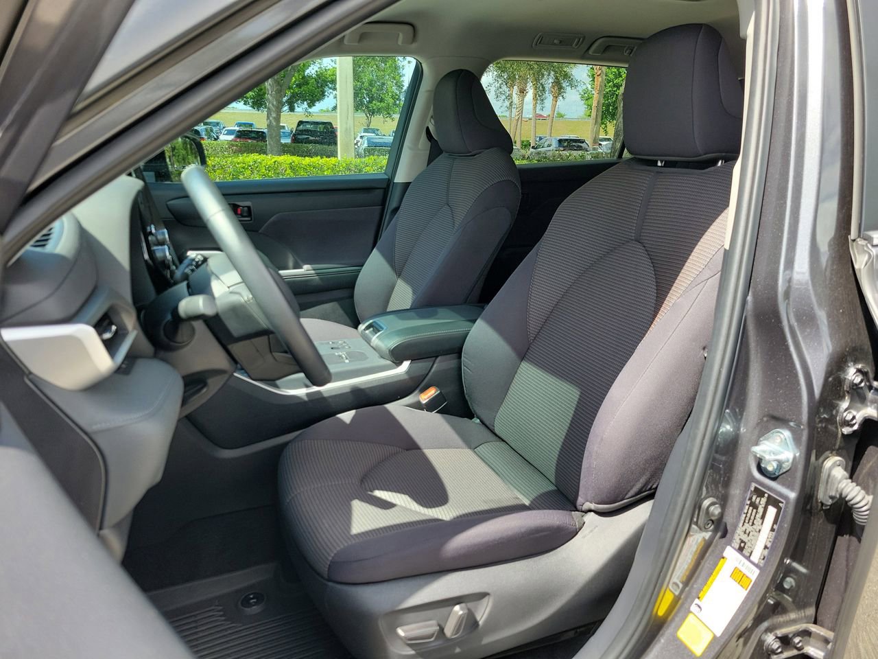 Used 2025 Toyota Highlander LE image 17