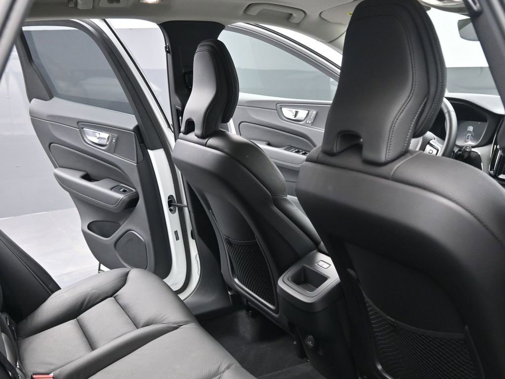 Used 2025 Volvo XC60 B5 Plus image 18