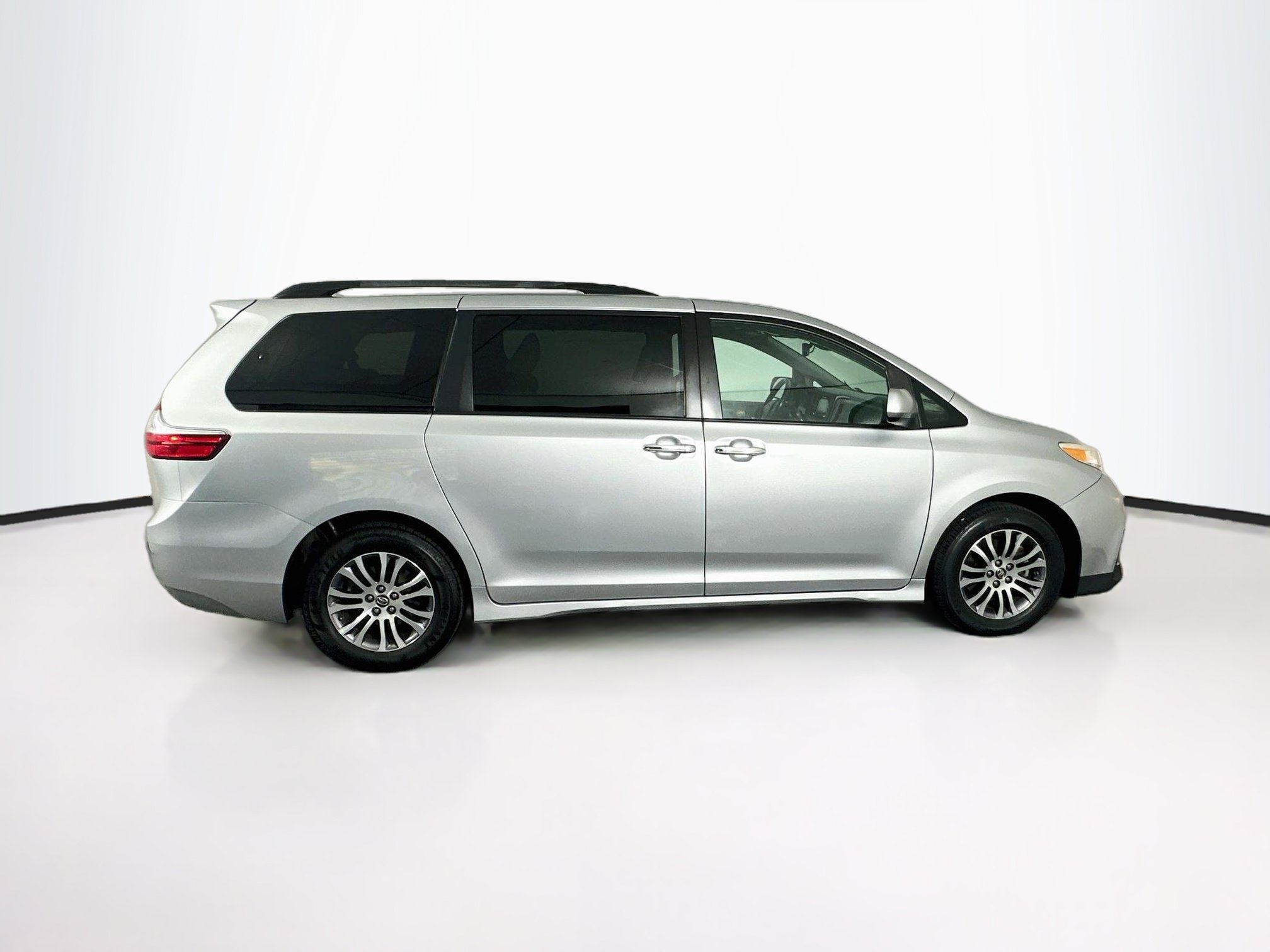 Used 2019 Toyota Sienna XLE FWD image 10