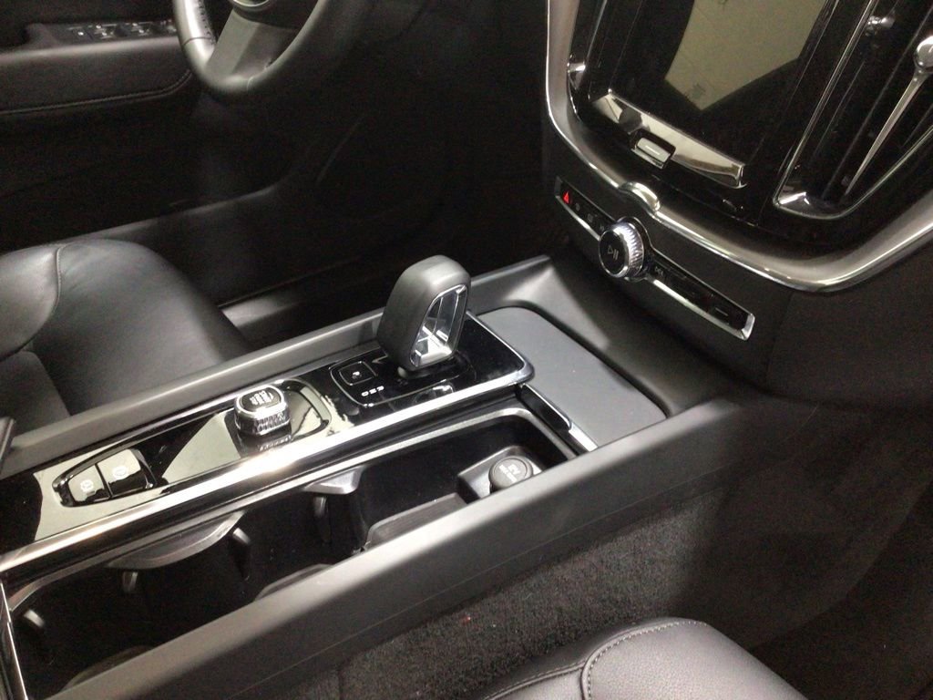 Used 2025 Volvo XC60 B5 Core image 32