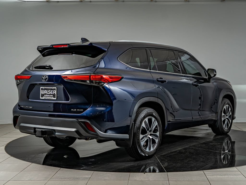 Used 2021 Toyota Highlander XLE AWD/4WD image 5
