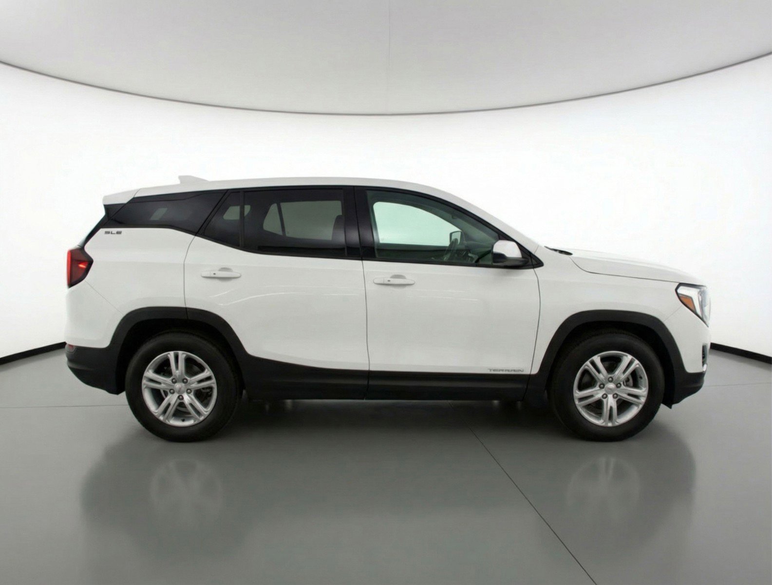 Used 2024 GMC Terrain SLE image 11