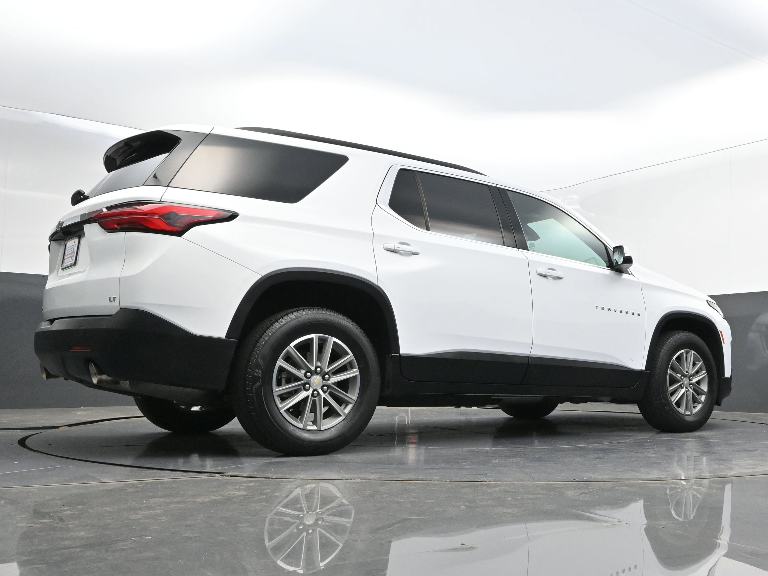 Used 2023 Chevrolet Traverse LT AWD/4WD image 43
