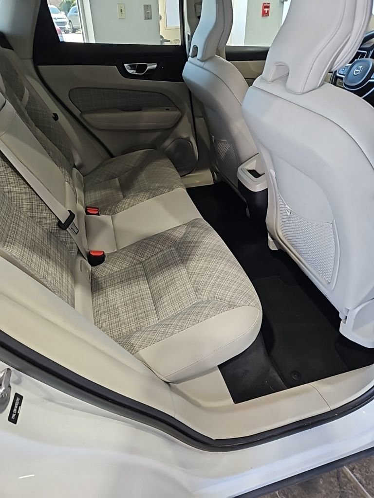 Used 2022 Volvo XC60 B5 Momentum image 17