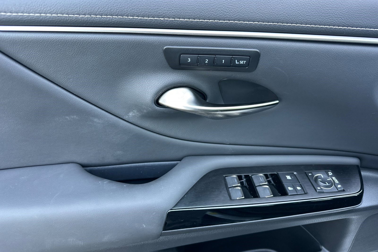 Certified 2025 Lexus ES 300h w/ Premium Package image 12