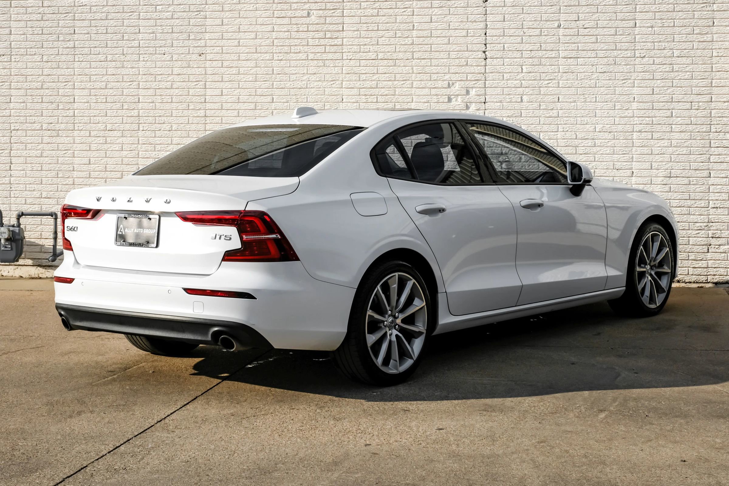 Used 2020 Volvo S60 T5 Momentum image 8