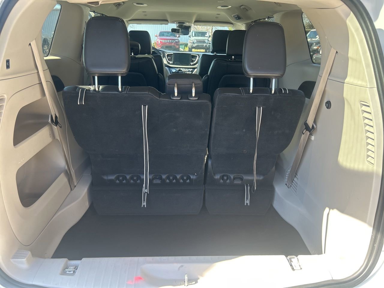 Used 2024 Chrysler Pacifica Touring-L image 11