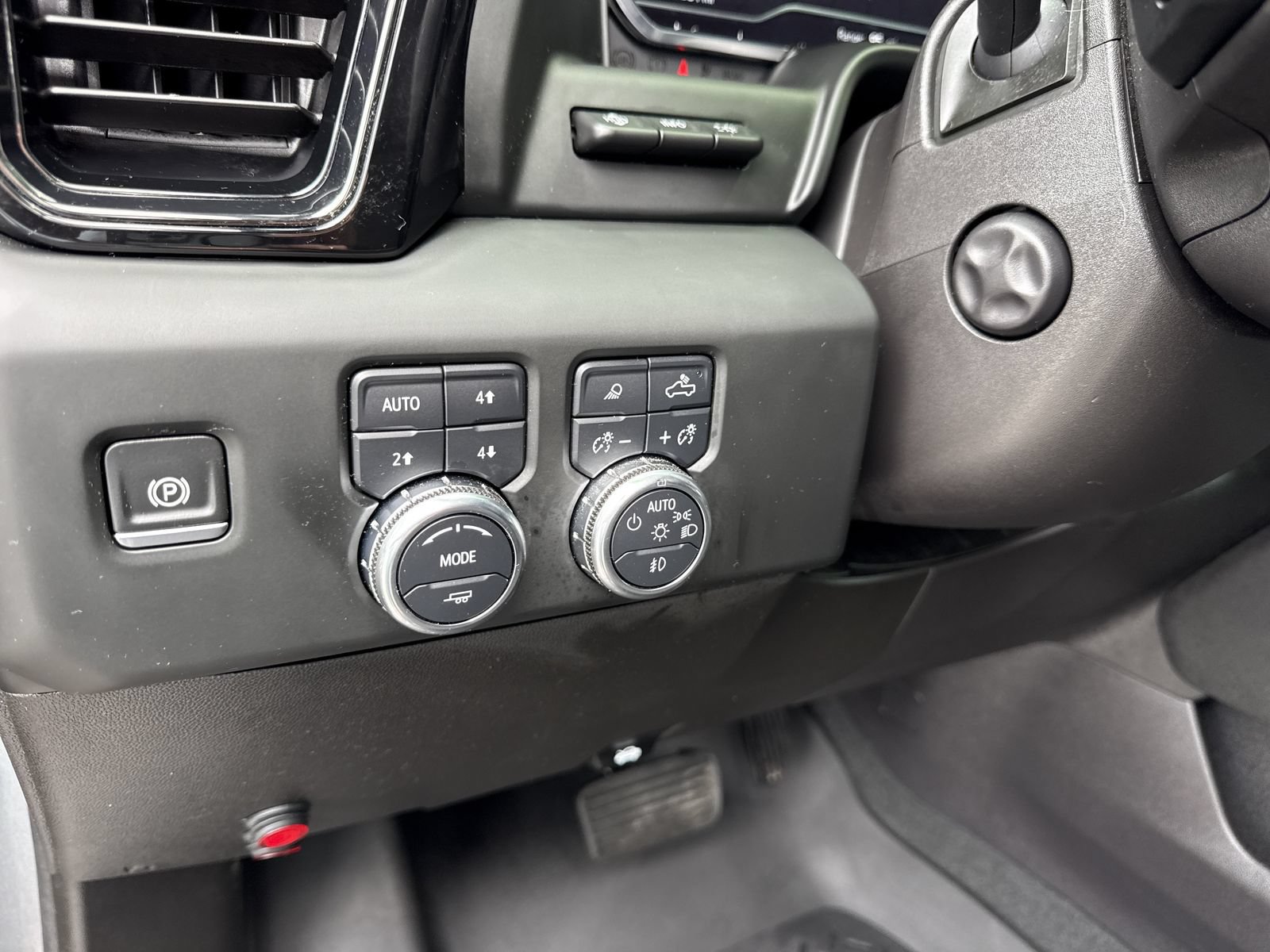 Used 2024 GMC Sierra 1500 AT4 w/ Technology Package AWD/4WD image 18