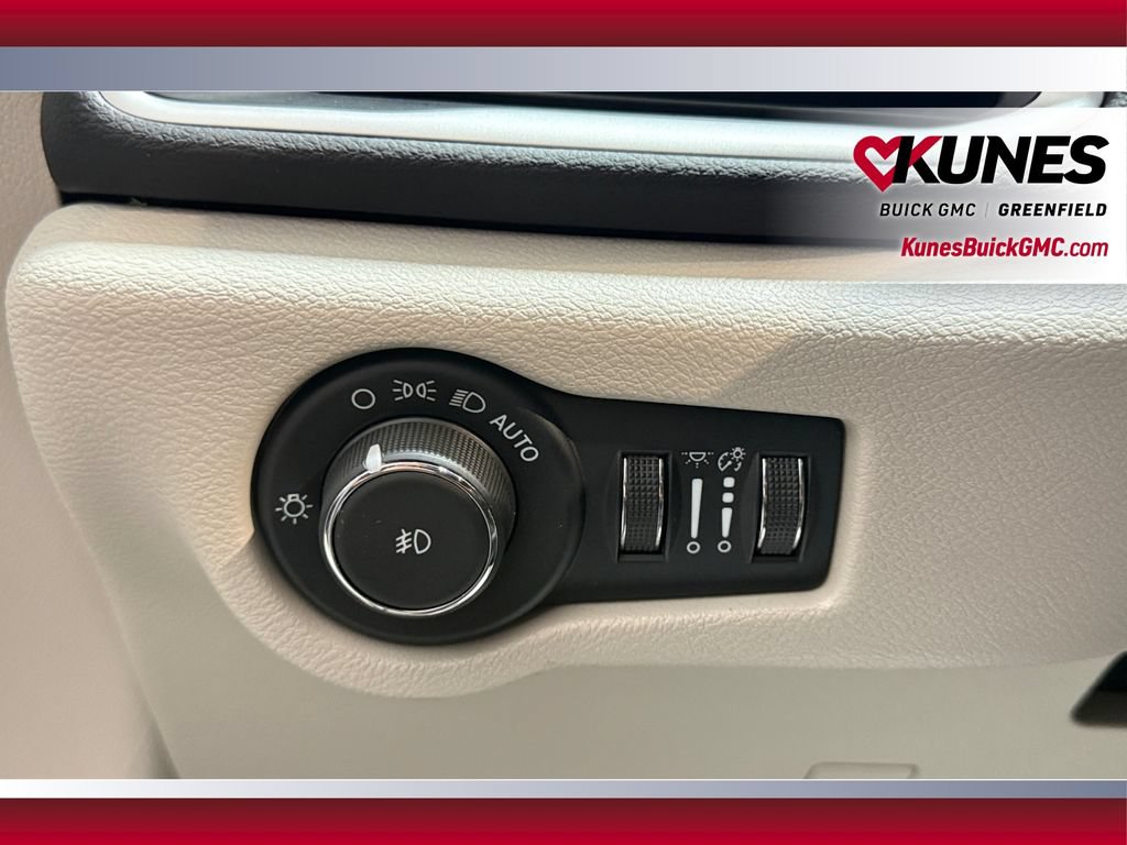 Used 2024 Chrysler Pacifica Touring-L FWD image 19