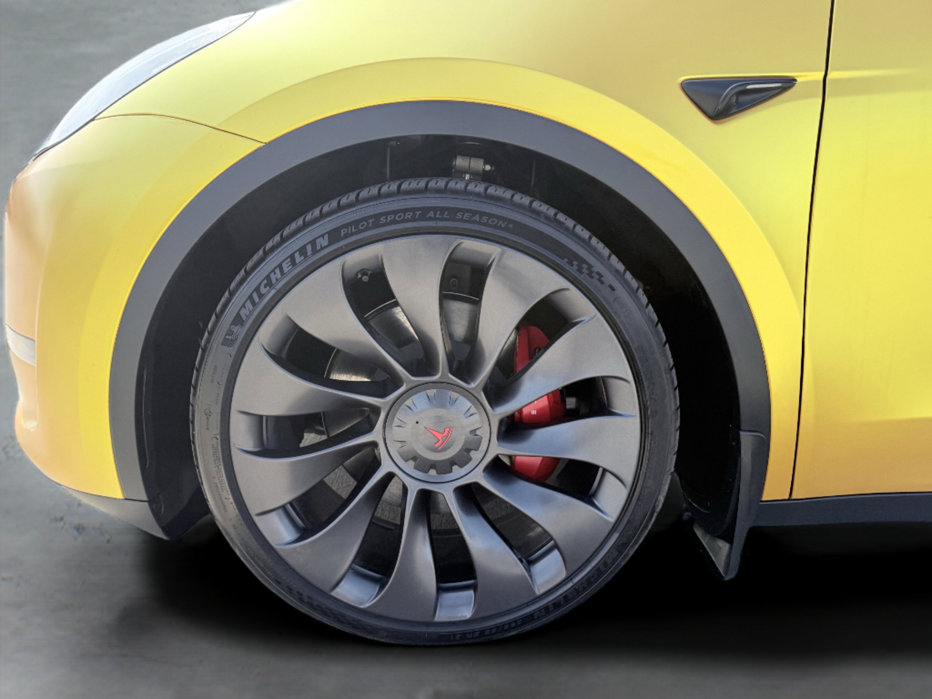 Used 2023 Tesla Model Y Performance image 15