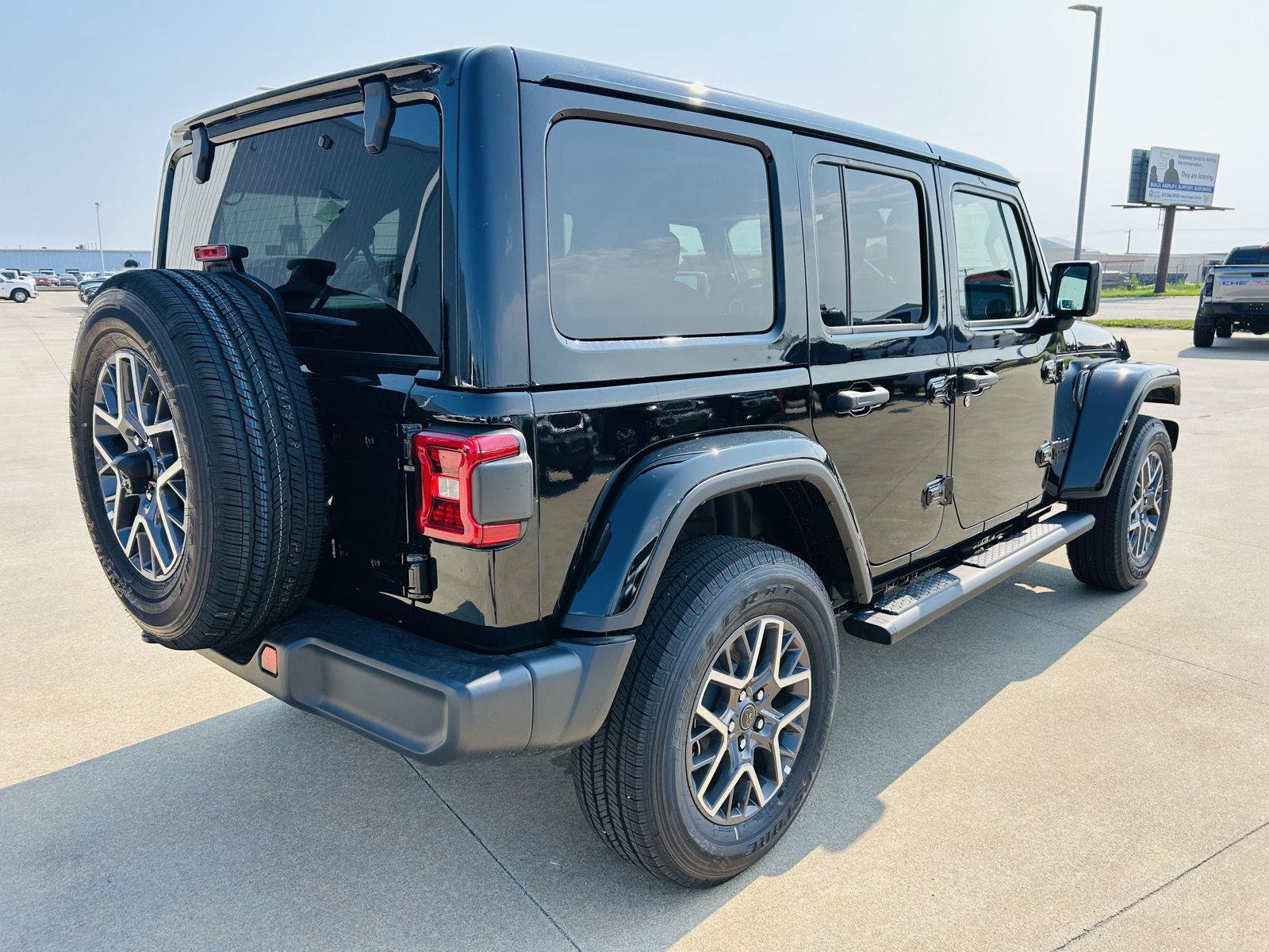 New 2026 Jeep Wrangler Unlimited Sahara w/ Technology Group AWD/4WD image 38
