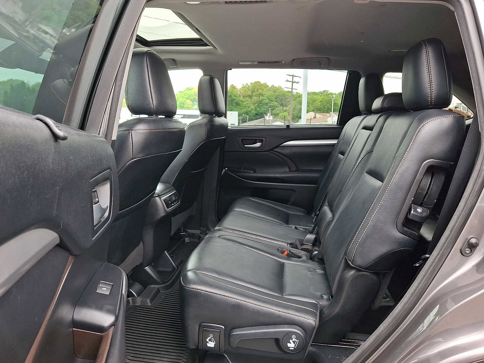 Used 2018 Toyota Highlander XLE AWD/4WD image 11