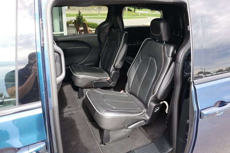 Used 2025 Chrysler Pacifica Limited FWD image 15