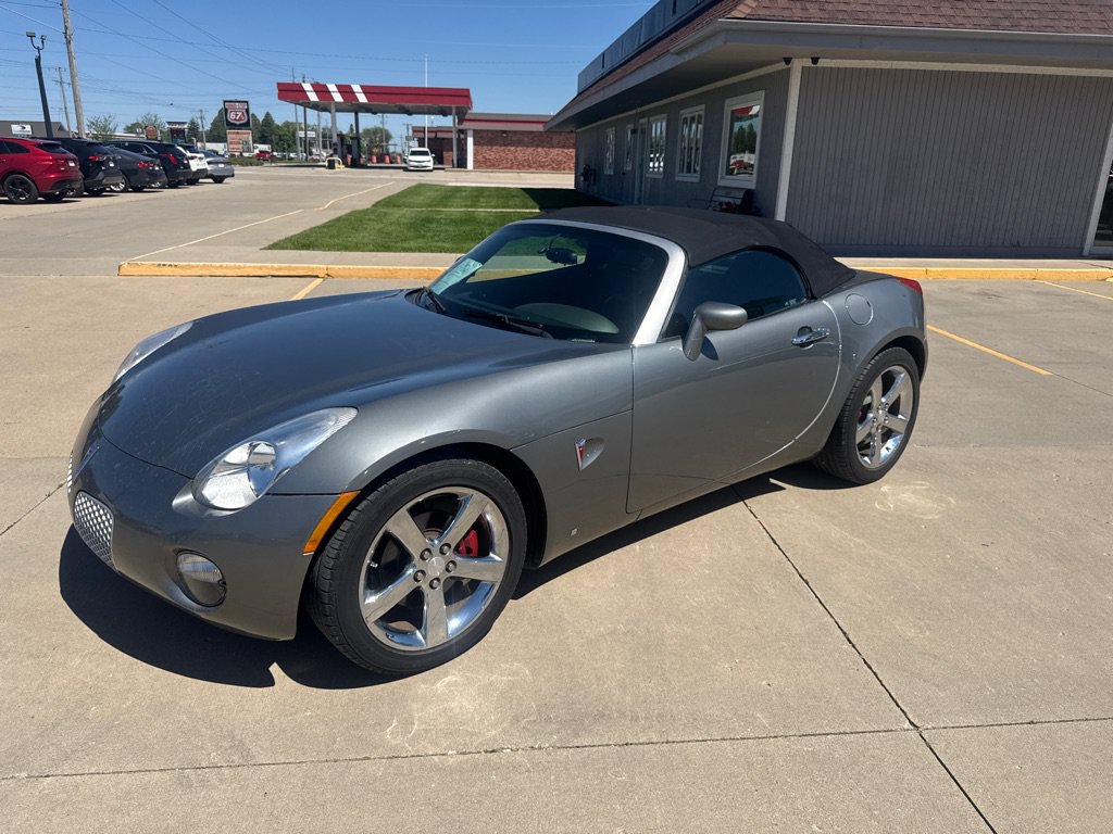 Used 2006 Pontiac Solstice Convertible w/ Premium Package RWD image 1
