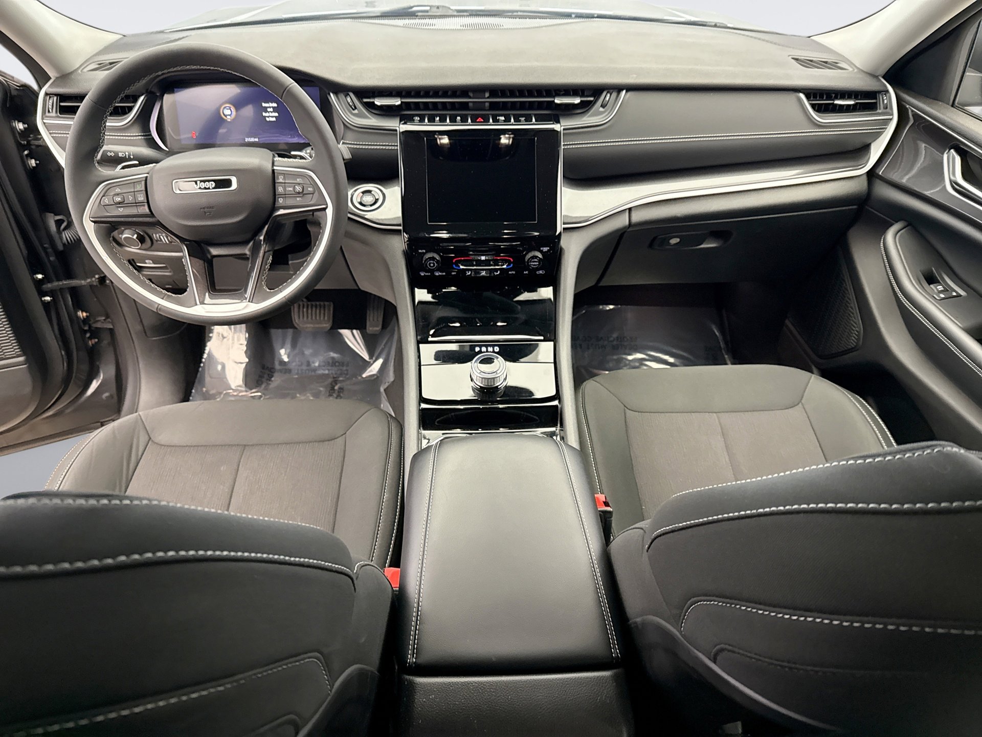 Used 2023 Jeep Grand Cherokee Laredo image 14