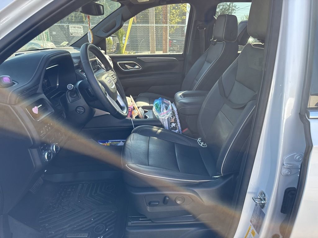 Used 2023 GMC Yukon SLT w/ SLT Premium Package image 11