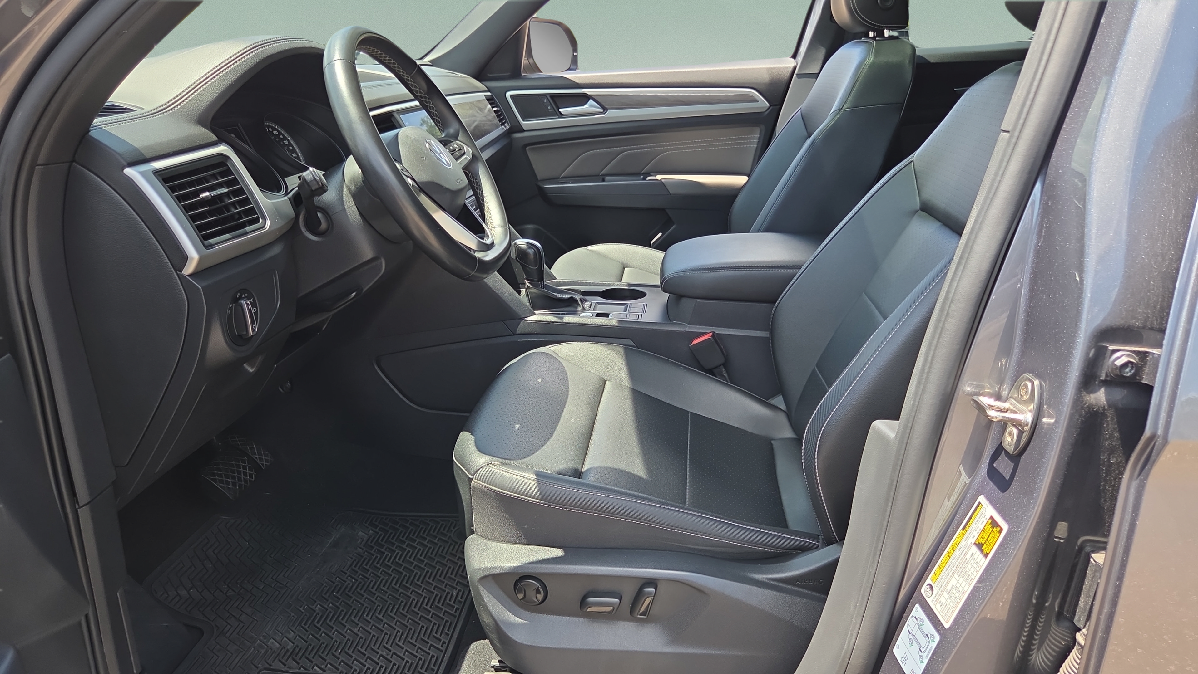 Used 2021 Volkswagen Atlas Cross Sport SE w/ Panoramic Sunroof Package FWD image 9