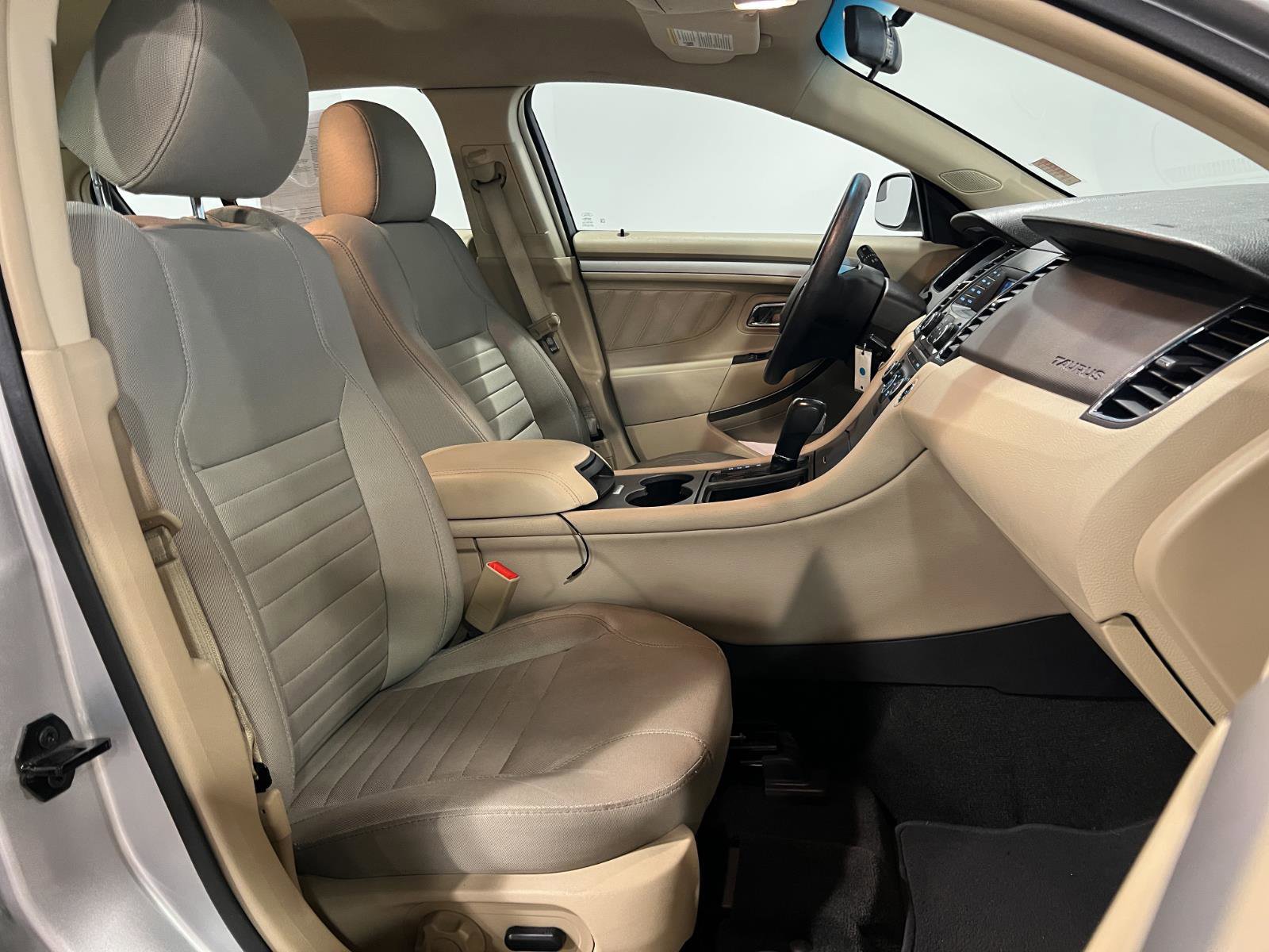 Used 2015 Ford Taurus SE image 34
