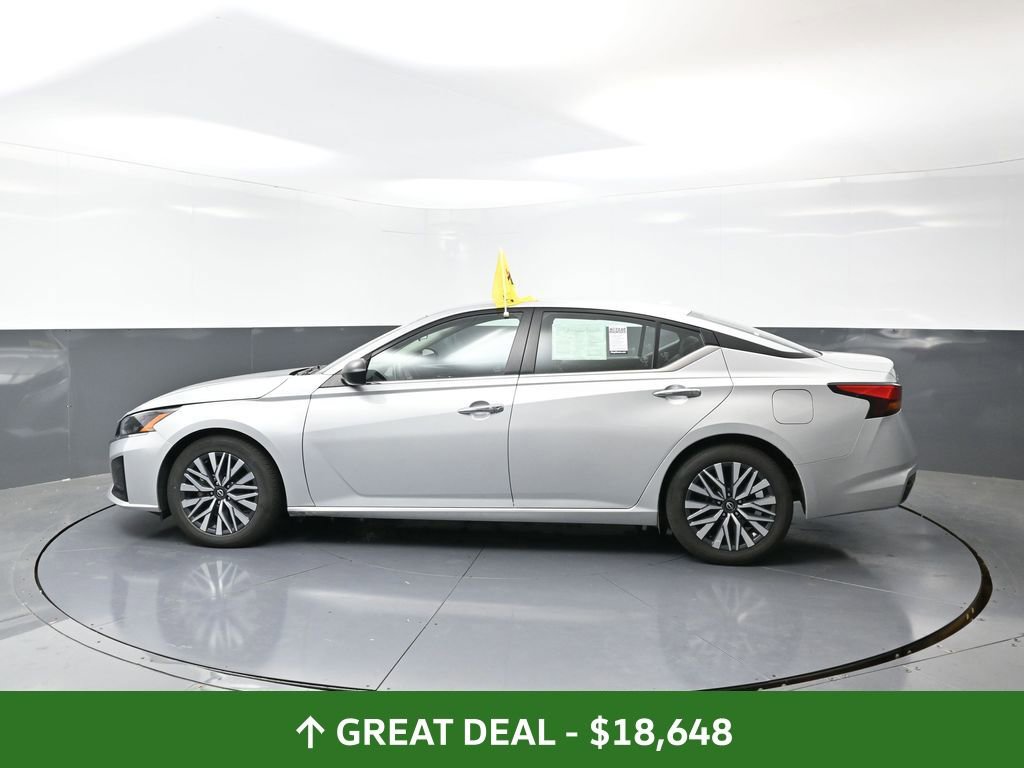 Used 2024 Nissan Altima 2.5 SV image 10