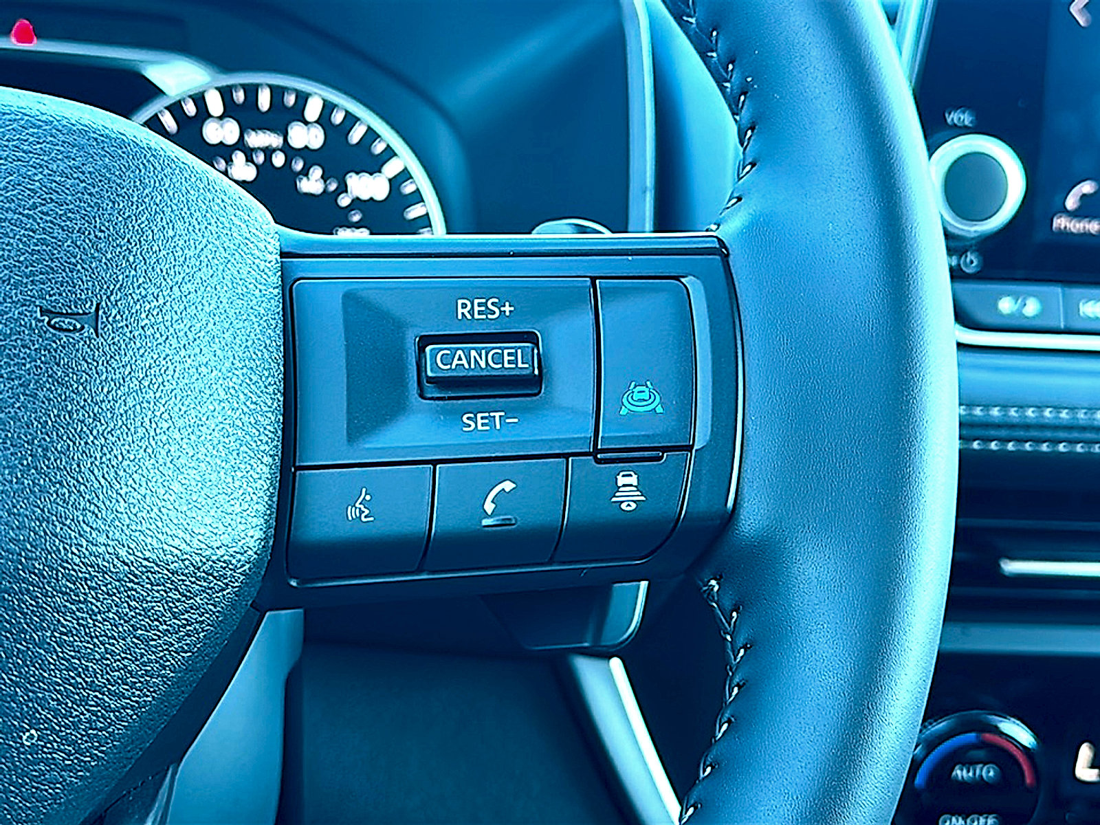 Used 2025 Nissan Rogue SV image 28