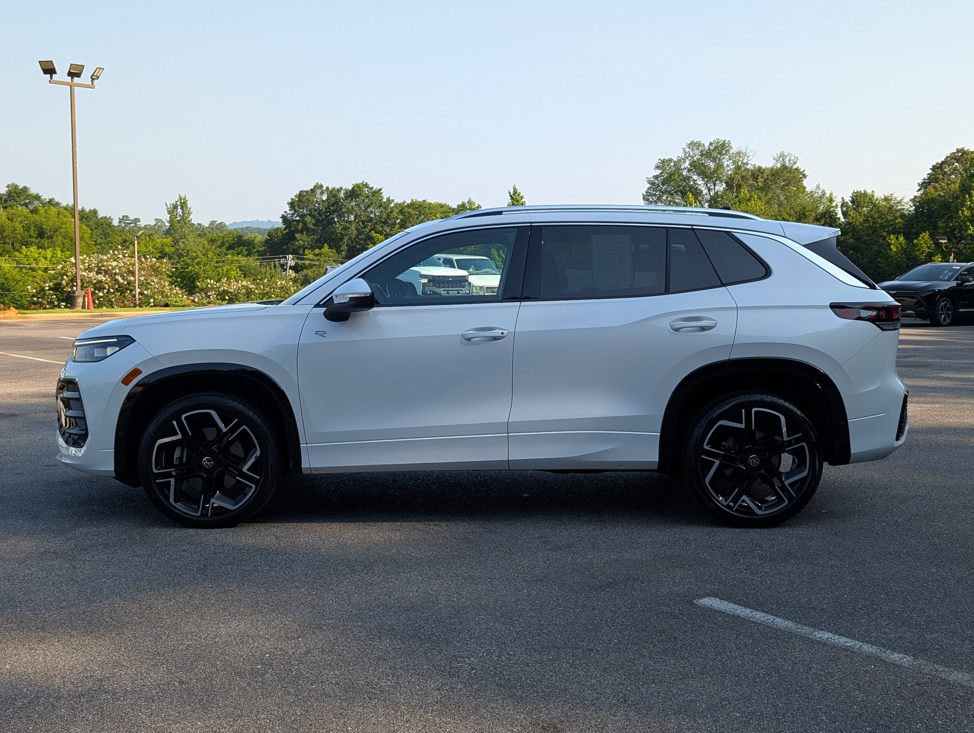 Used 2025 Volkswagen Tiguan SEL R-Line AWD/4WD image 6