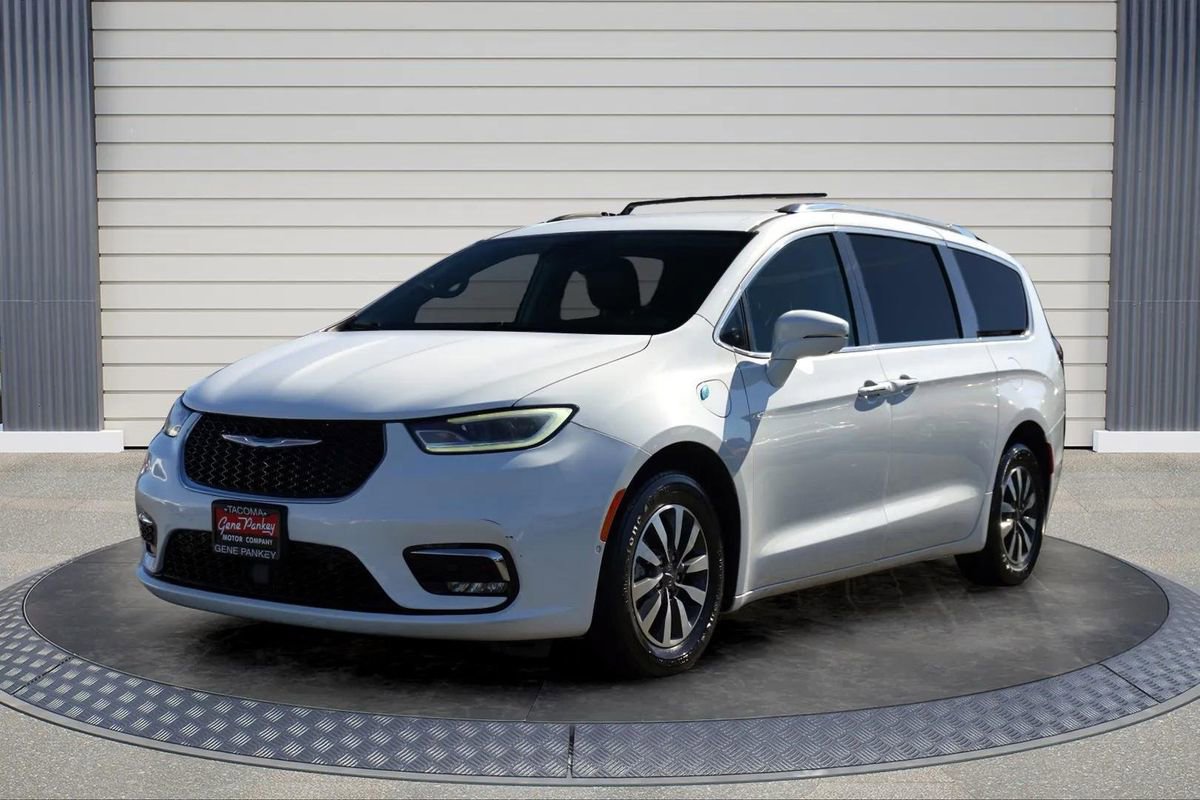 Used 2021 Chrysler Pacifica Touring-L image 3