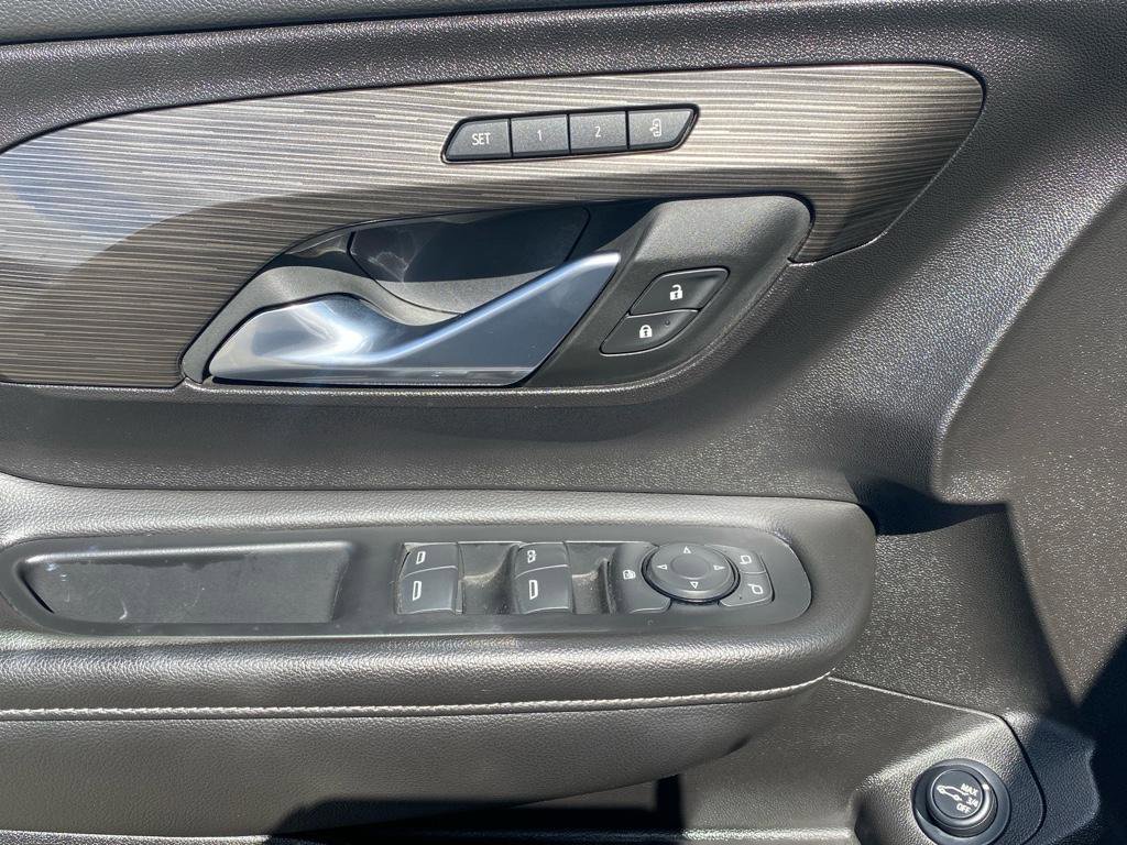 Used 2024 GMC Terrain SLT image 17