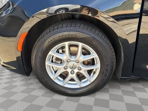 Used 2025 Chrysler Pacifica Select FWD image 13