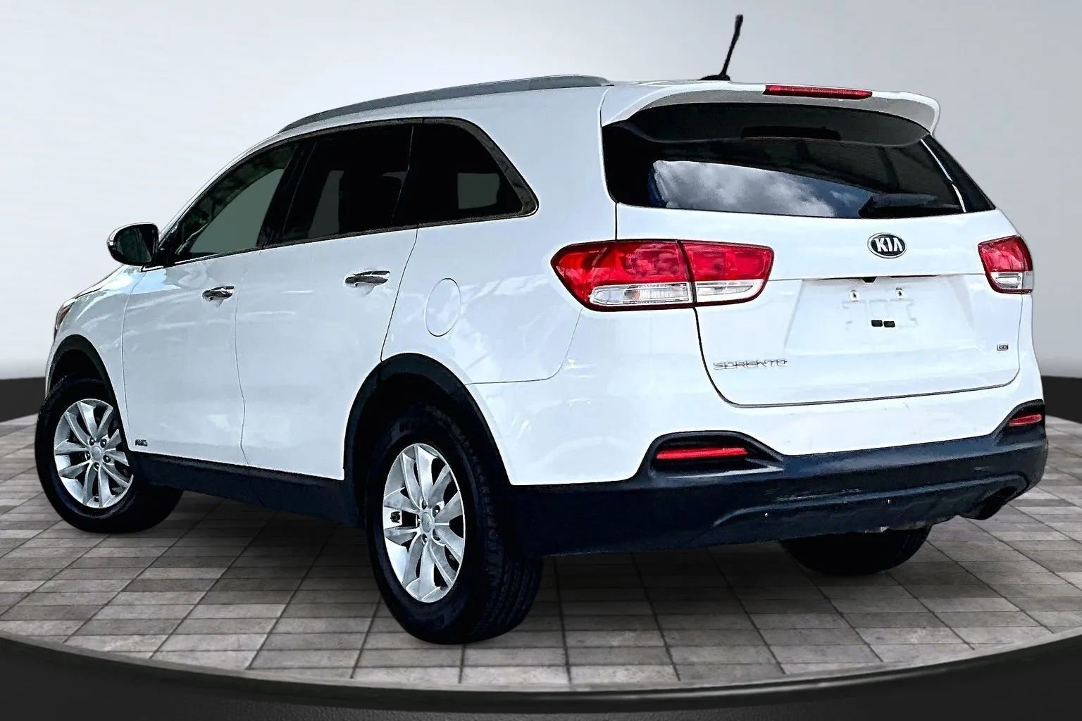 Used 2017 Kia Sorento LX image 4