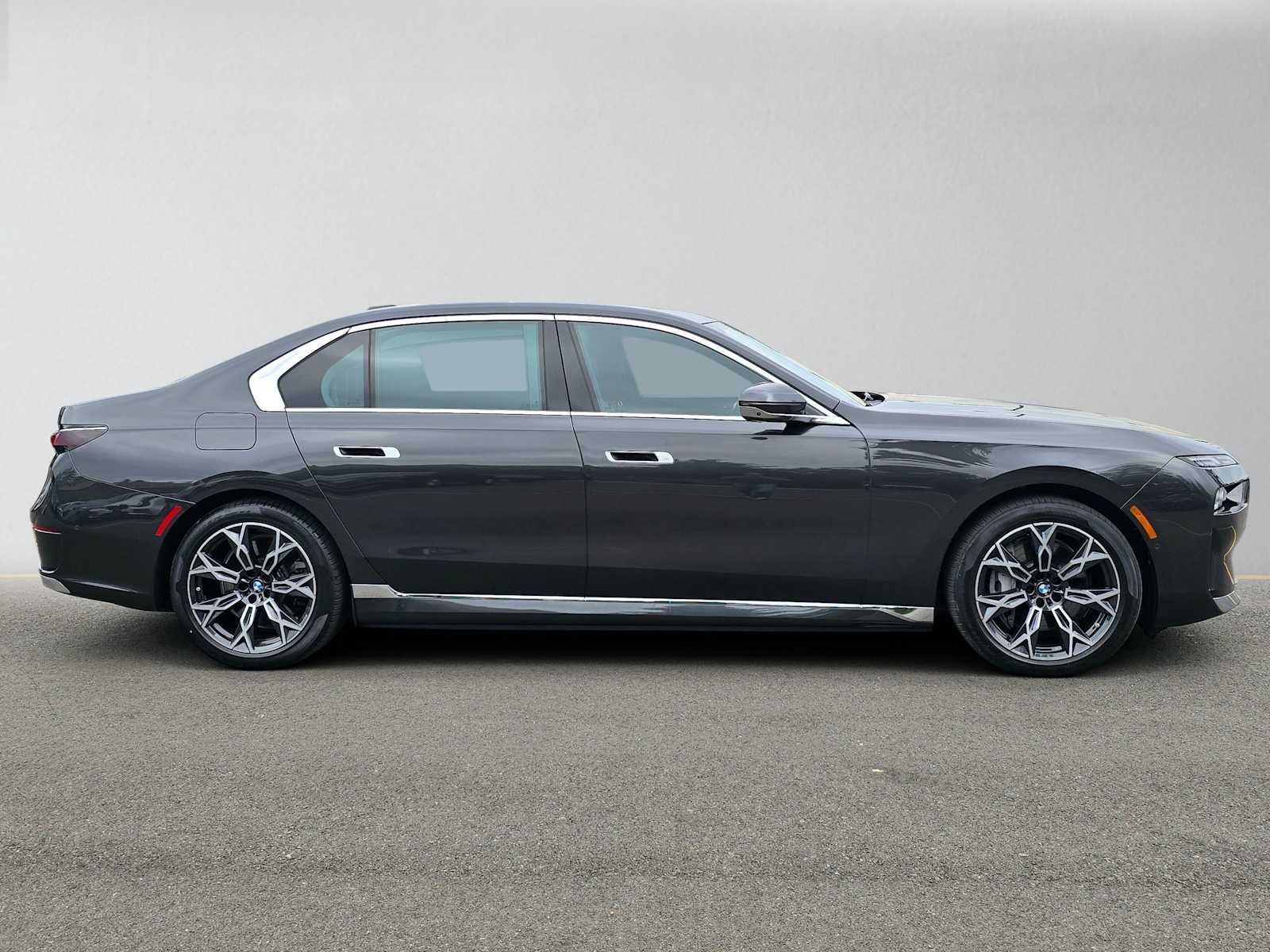 Used 2023 BMW i7 xDrive60 AWD/4WD image 2