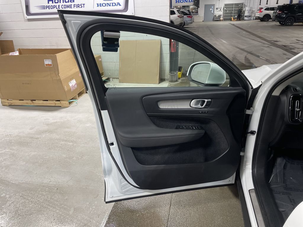 Used 2025 Volvo XC40 B5 Core AWD/4WD image 23