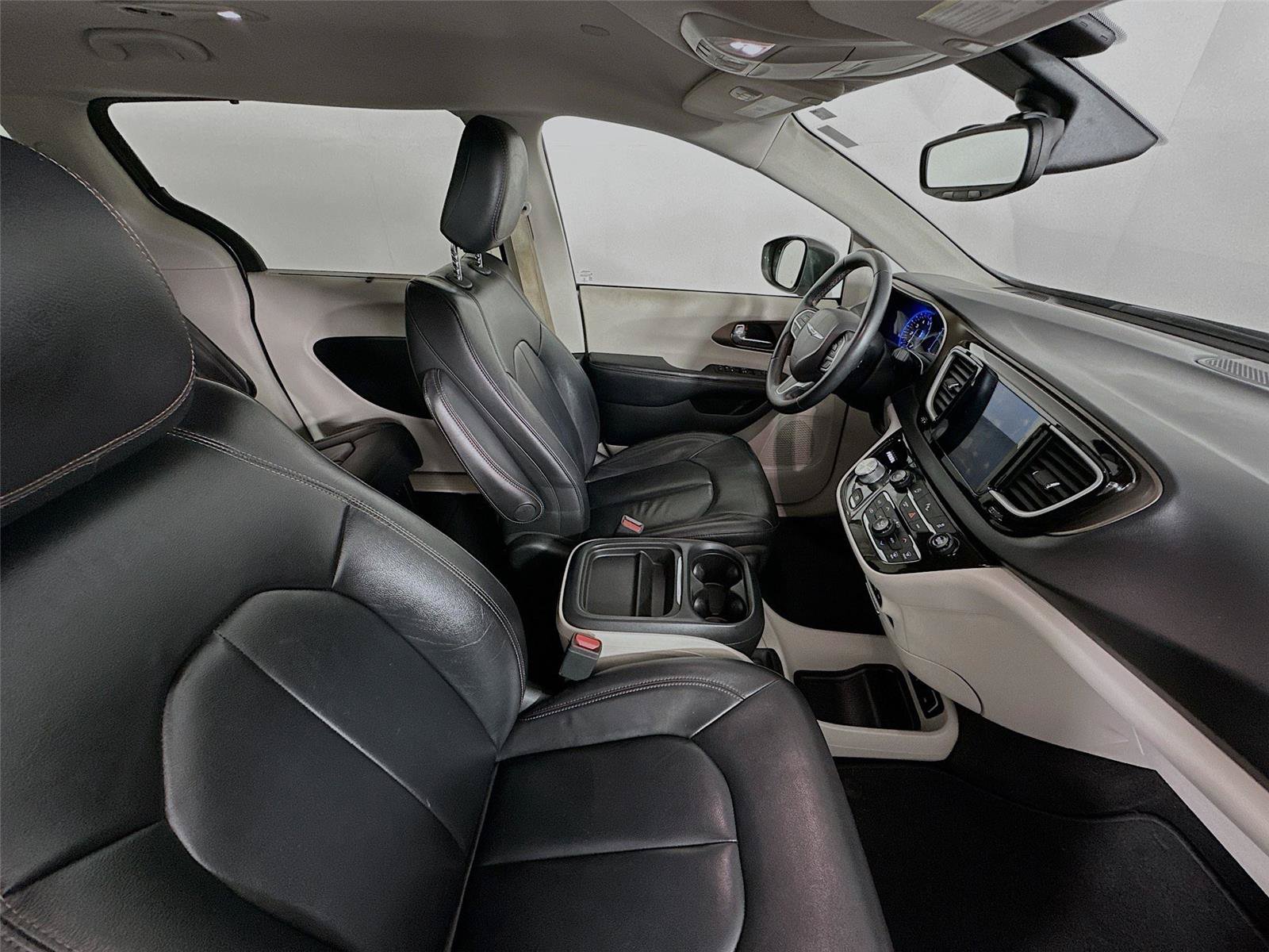 Used 2017 Chrysler Pacifica Touring-L FWD image 29