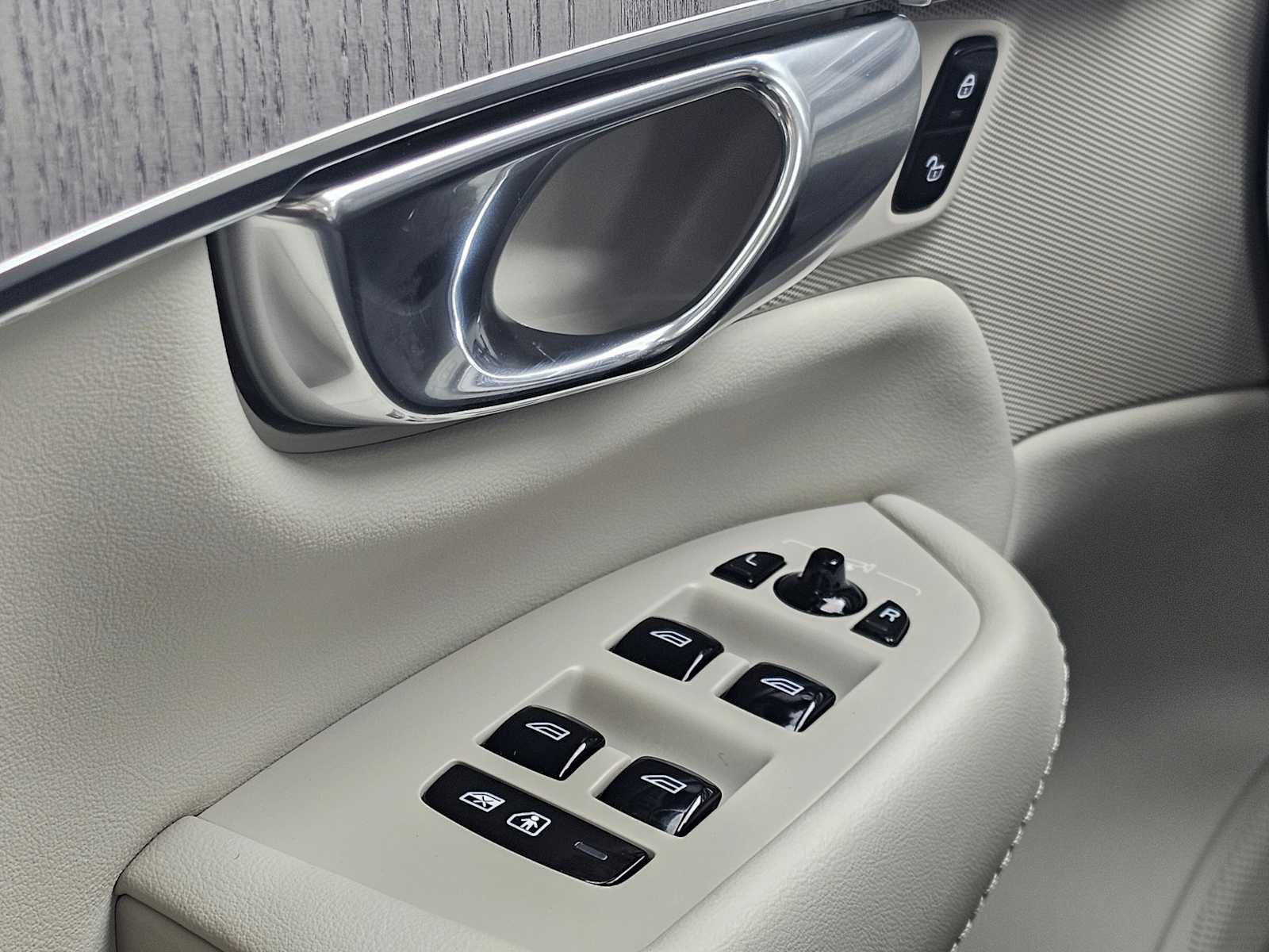 Used 2025 Volvo XC90 T8 Plus w/ Protection Package Premier image 32