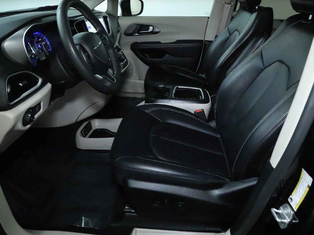 Used 2024 Chrysler Pacifica Touring-L image 18