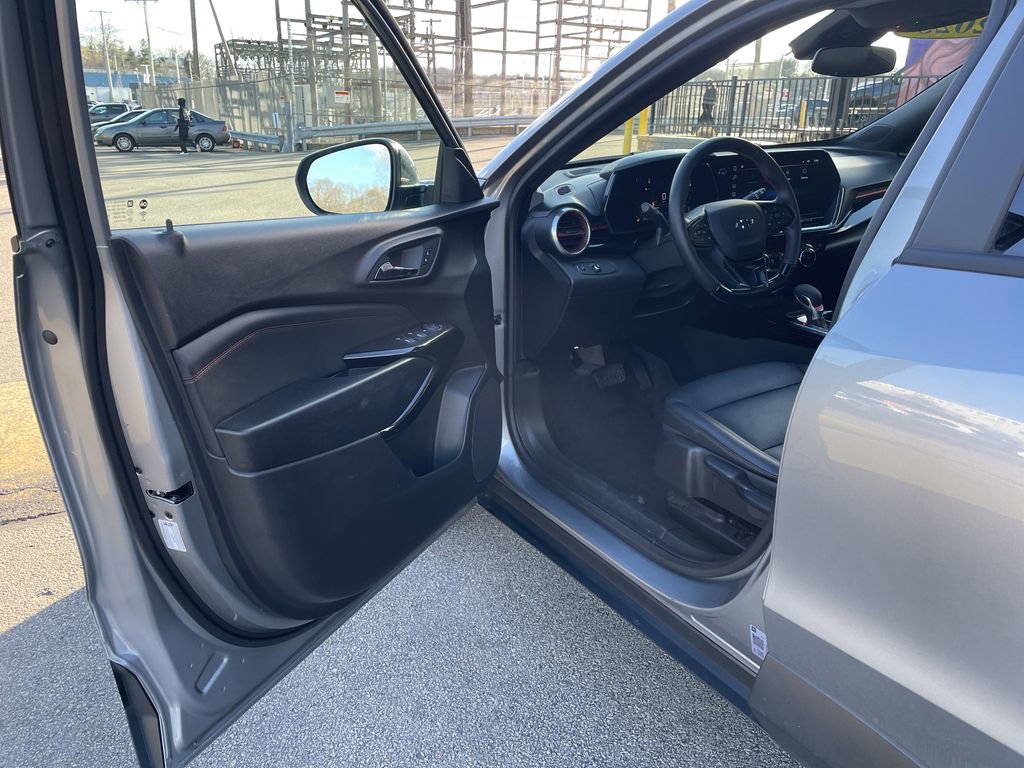Used 2025 Chevrolet Trax RS w/ Sunroof Package image 14
