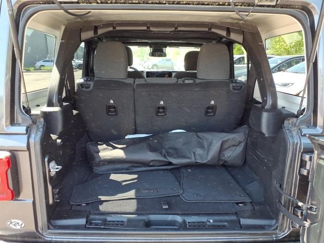Used 2025 Jeep Wrangler Unlimited Sahara AWD/4WD image 12