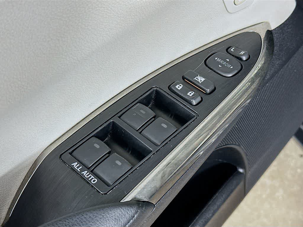 Used 2013 Toyota Avalon Limited FWD image 29