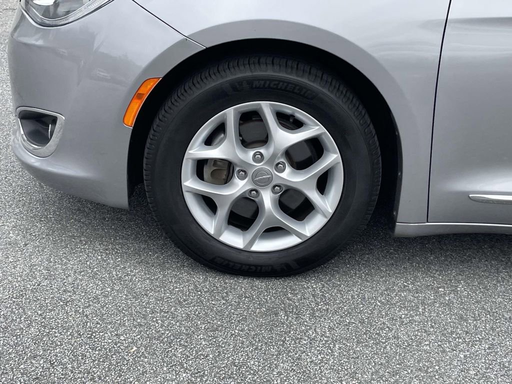 Used 2018 Chrysler Pacifica Touring-L Plus w/ Tire & Wheel Group image 9