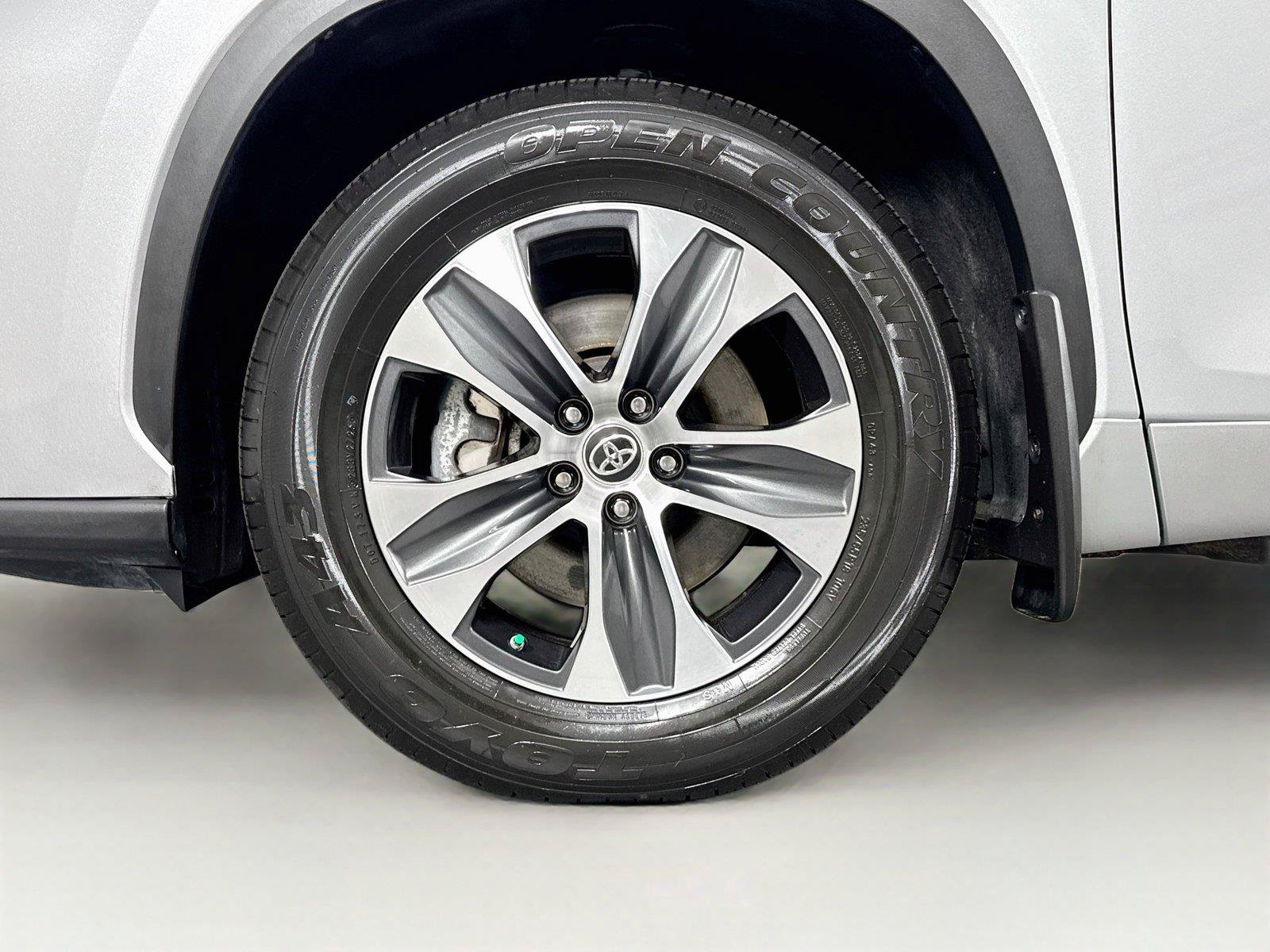Used 2024 Toyota Highlander XLE AWD/4WD image 45