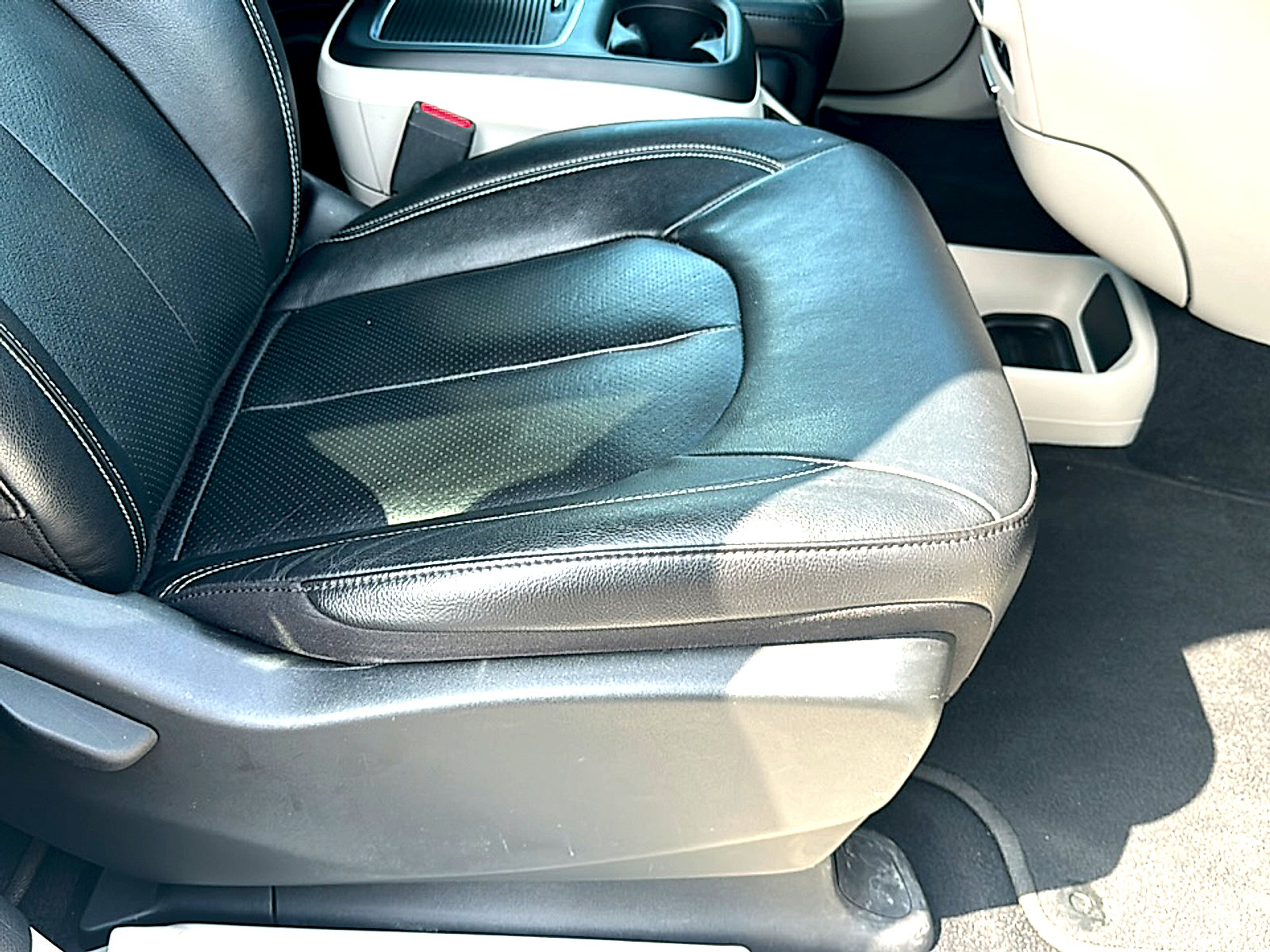 Used 2022 Chrysler Pacifica Touring-L image 27