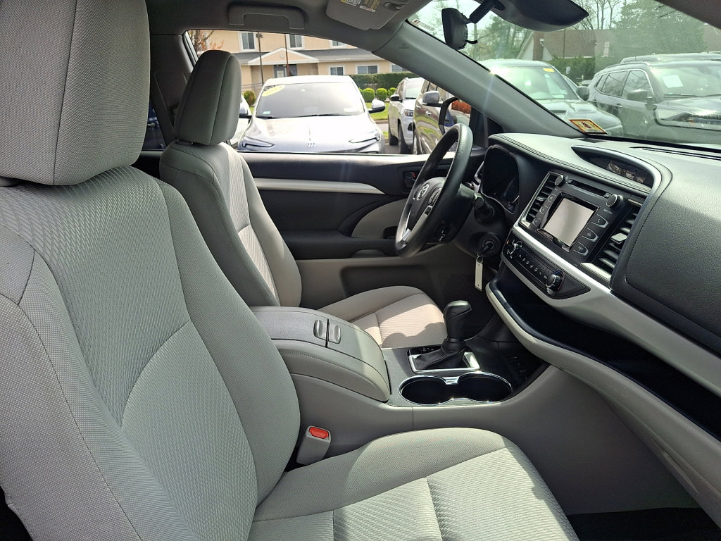Used 2019 Toyota Highlander LE image 11
